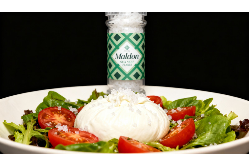 Sałatka z burratą, pomidorami i solą Maldon